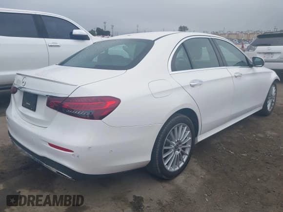 ✅ 2022 Mercedes-Benz E 350 • VIN: W1KZF8DB4NB087967 • Lot: 42184542. Listed on IAAI with 47,232 mi. Free auction sales archive from the USA and detailed vehicle history report at DreamBid. Image 4.