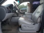 ✅ 2009 Chevrolet Suburban 2LT • VIN: 1GNFC26069R230517 • Lot: 75304014. Wystawiony na Copart z przebiegiem 360 939 mil. Bezpłatny archiwum sprzedaży aukcyjnych z USA i szczegółowy raport historii pojazdu na DreamBid. Zdjęcie 7.