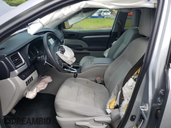 ✅ 2018 Toyota Highlander LE • VIN: 5TDBZRFH0JS841346 • Lot: 58398885. Wystawiony na Copart z przebiegiem 61 935 mil. Bezpłatny archiwum sprzedaży aukcyjnych z USA i szczegółowy raport historii pojazdu na DreamBid. Zdjęcie 7.