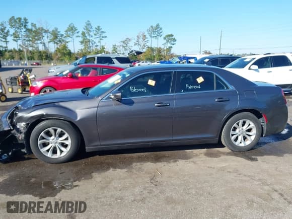 ✅ 2015 Chrysler 300 Limited • VIN: 2C3CCAAG1FH898994 • Lot: 43698221. Wystawiony na IAAI z przebiegiem 142 670 mil. Bezpłatny archiwum sprzedaży aukcyjnych z USA i szczegółowy raport historii pojazdu na DreamBid. Zdjęcie 14.