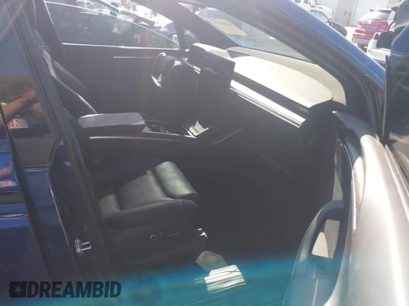 ✅ 2022 Tesla Model X • VIN: 7SAXCDE58NF350182 • Lot: 43358639. Wystawiony na IAAI z przebiegiem 41 271 mil. Bezpłatny archiwum sprzedaży aukcyjnych z USA i szczegółowy raport historii pojazdu na DreamBid. Zdjęcie 5.