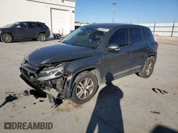 ✅ 2014 Volkswagen Tiguan S • VIN: WVGBV3AX9EW603391 • Lot: 82344815. Wystawiony na Copart z przebiegiem 127 364 mil. Bezpłatny archiwum sprzedaży aukcyjnych z USA i szczegółowy raport historii pojazdu na DreamBid. Zdjęcie 1.