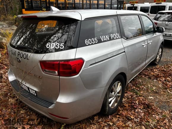 ✅ 2017 Kia Sedona L • VIN: KNDMA5C13H6273460 • Lot: 91932635. Wystawiony na Copart z przebiegiem 188 699 mil. Bezpłatny archiwum sprzedaży aukcyjnych z USA i szczegółowy raport historii pojazdu na DreamBid. Zdjęcie 4.