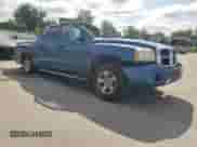 2006 Dodge Dakota SLT с VIN 1D7HE48K26S703071, выставлен на аукционе Copart как лот 67626405 с пробегом 127 648 миль миль и Списание • Salvage title. История ставок и продаж доступна на DreamBid. Изображение 4.