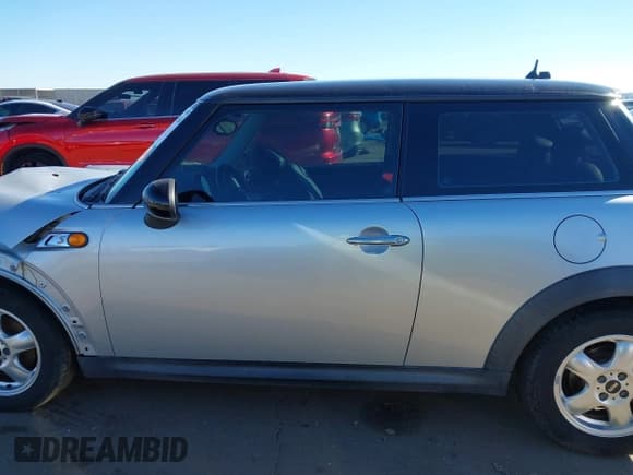 ✅ 2010 MINI Hardtop • VIN: WMWMF3C50ATU79123 • Lot: 43816266. Wystawiony na IAAI z przebiegiem 101 137 mil. Bezpłatny archiwum sprzedaży aukcyjnych z USA i szczegółowy raport historii pojazdu na DreamBid. Zdjęcie 14.