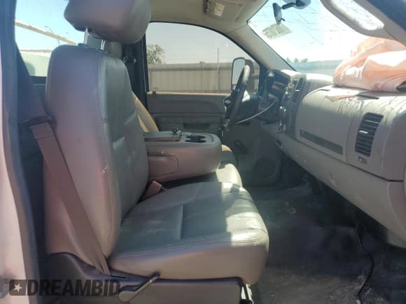 ✅ 2013 Chevrolet Silverado 2500HD Work Truck • VIN: 1GB0CVCG4DF133090 • Lot: 70621075. Wystawiony na Copart z przebiegiem 290 084 mil. Bezpłatny archiwum sprzedaży aukcyjnych z USA i szczegółowy raport historii pojazdu na DreamBid. Zdjęcie 10.