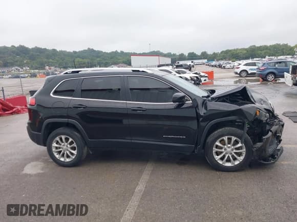 ✅ 2019 Jeep Cherokee Latitude • VIN: 1C4PJLCB3KD482551 • Lot: 43286563. Wystawiony na IAAI z przebiegiem 122 171 mil. Bezpłatny archiwum sprzedaży aukcyjnych z USA i szczegółowy raport historii pojazdu na DreamBid. Zdjęcie 13.