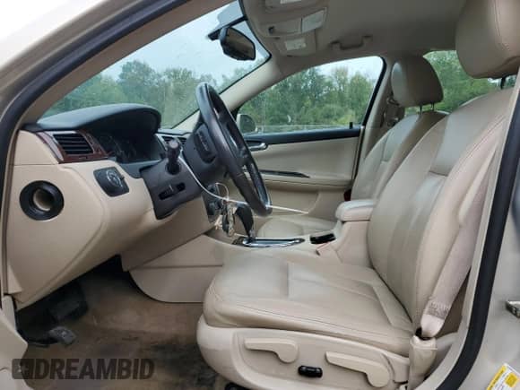 2010 Chevrolet Impala LT z VIN 2G1WB5EK1A1221679, wystawiony jako Copart lot #84594155 z przebiegiem 104 917 mil mil oraz Szkoda całkowita • Salvage title. Historia ofert i sprzedaży dostępna na DreamBid. Obrazek 7.