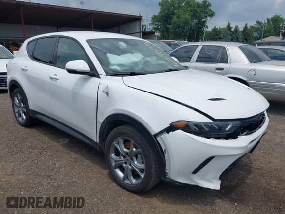 2024 Dodge Hornet R/T z VIN ZACPDFCW0R3A28742, wystawiony jako IAAI lot #42698231 z przebiegiem 34 181 mil mil oraz . Historia ofert i sprzedaży dostępna na DreamBid. Obrazek 1.