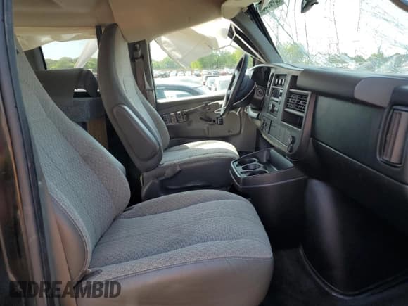 ✅ 2013 Chevrolet Express Passenger LS • VIN: 1GNSGBF48D1172679 • Lot: 52787865. Wystawiony na Copart z przebiegiem Nie podano. Bezpłatny archiwum sprzedaży aukcyjnych z USA i szczegółowy raport historii pojazdu na DreamBid. Zdjęcie 7.