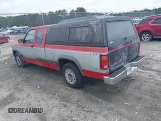 1992 Dodge Dakota z VIN 1B7FL23X8NS514552, wystawiony jako IAAI lot #42146517 z przebiegiem 169 571 mil mil oraz . Historia ofert i sprzedaży dostępna na DreamBid. Obrazek 3.