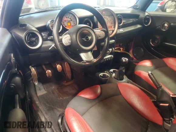 ✅ 2010 MINI Convertible S • VIN: WMWMS3C50ATY51636 • Лот: 66097715. Опубликован ранее на Copart с пробегом 103 525 миль. Бесплатный доступ к архиву аукционных продаж из США и подробный отчёт об истории автомобиля на DreamBid. Изображение 8.