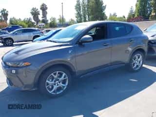 2024 Dodge Hornet R/T z VIN ZACPDFCW7R3A33260, wystawiony jako IAAI lot #42780843 z przebiegiem 33 932 mil mil oraz . Historia ofert i sprzedaży dostępna na DreamBid. Obrazek 2.