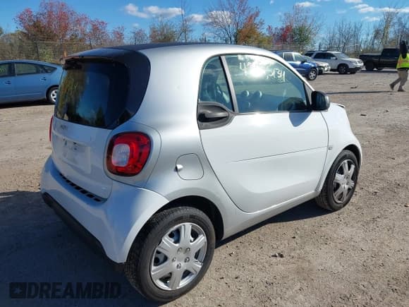 ✅ 2016 Smart fortwo Passion • VIN: WMEFJ5DA2GK126111 • Лот: 43595134. Опубликован ранее на IAAI с пробегом 30 270 миль. Бесплатный доступ к архиву аукционных продаж из США и подробный отчёт об истории автомобиля на DreamBid. Изображение 4.