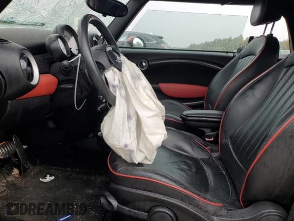 ✅ 2014 MINI Convertible S • VIN: WMWZP3C52ET706143 • Lot: 43184955. Wystawiony na Copart z przebiegiem 101 717 mil. Bezpłatny archiwum sprzedaży aukcyjnych z USA i szczegółowy raport historii pojazdu na DreamBid. Zdjęcie 7.