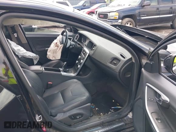 ✅ 2015 Volvo V60 T5 Drive-E Premier • VIN: YV140MEK9F1257254 • Lot: 42559842. Wystawiony na IAAI z przebiegiem Nie podano. Bezpłatny archiwum sprzedaży aukcyjnych z USA i szczegółowy raport historii pojazdu na DreamBid. Zdjęcie 5.