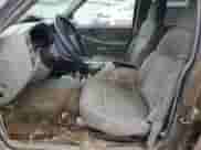 2004 Chevrolet Blazer Fleet z VIN 1GNCS13XX4K155100, wystawiony jako Copart lot #55669835 z przebiegiem 215 761 mil mil oraz Szkoda całkowita • Salvage title. Historia ofert i sprzedaży dostępna na DreamBid. Obrazek 7.