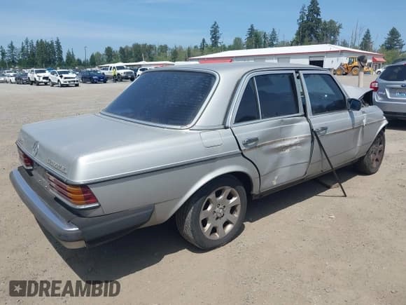 ✅ 1983 Mercedes-Benz 300 D • VIN: WDBAB33A0DB035635 • Лот: 42489543. Опубликован ранее на IAAI с пробегом 226 477 миль. Бесплатный доступ к архиву аукционных продаж из США и подробный отчёт об истории автомобиля на DreamBid. Изображение 4.