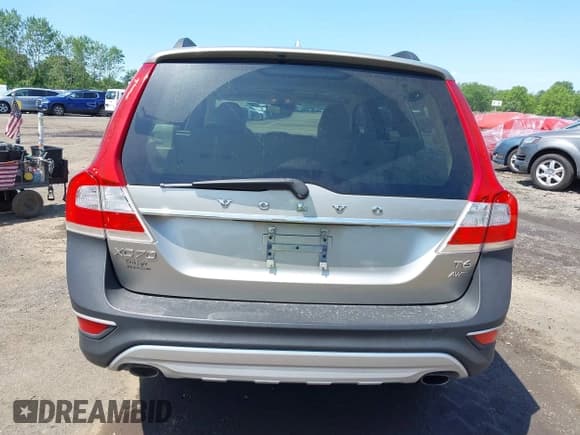 ✅ 2015 Volvo XC70 T6 • VIN: YV4902NK3F1208306 • Lot: 42388516. Listed on IAAI with 110,200 mi. Free auction sales archive from the USA and detailed vehicle history report at DreamBid. Image 16.