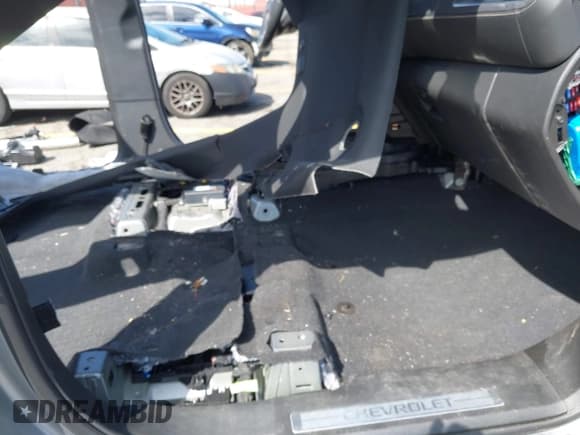 ✅ 2024 Chevrolet Suburban Premier • VIN: 1GNSKFKD1RR406164 • Lot: 43363669. Listed on IAAI with Not provided. Free auction sales archive from the USA and detailed vehicle history report at DreamBid. Image 5.