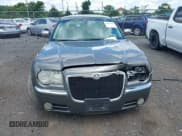 ✅ 2010 Chrysler 300 C Hemi • VIN: 2C3CA6CT3AH211150 • Lot: 42664708. Wystawiony na IAAI z przebiegiem 303 545 mil. Bezpłatny archiwum sprzedaży aukcyjnych z USA i szczegółowy raport historii pojazdu na DreamBid. Zdjęcie 12.
