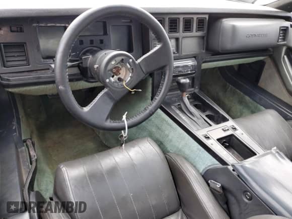 1985 Chevrolet Corvette z VIN 1G1YY0789F5106636, wystawiony jako Copart lot #86161924 z przebiegiem 105 024 mil mil oraz Szkoda całkowita • Salvage title. Historia ofert i sprzedaży dostępna na DreamBid. Obrazek 8.