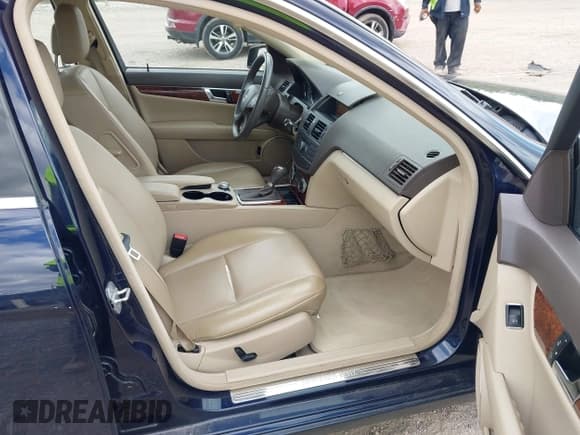 ✅ 2011 Mercedes-Benz C 300 Sport • VIN: WDDGF8BB2BR134569 • Лот: 42924310. Опубликован ранее на IAAI с пробегом 165 450 миль. Бесплатный доступ к архиву аукционных продаж из США и подробный отчёт об истории автомобиля на DreamBid. Изображение 5.