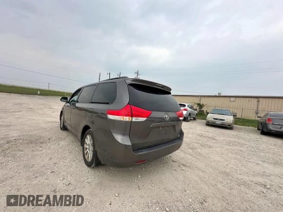 ✅ 2013 Toyota Sienna XLE • VIN: 5TDDK3DC1DS062365 • Lot: 61709045. Wystawiony na Copart z przebiegiem 252 932 mil. Bezpłatny archiwum sprzedaży aukcyjnych z USA i szczegółowy raport historii pojazdu na DreamBid. Zdjęcie 3.