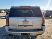 ✅ 2015 Cadillac Escalade ESV Premium • VIN: 1GYS4JKJXFR256315 • Lot: 90106075. Wystawiony na Copart z przebiegiem 193 328 mil. Bezpłatny archiwum sprzedaży aukcyjnych z USA i szczegółowy raport historii pojazdu na DreamBid. Zdjęcie 6.