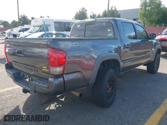 ✅ 2017 Toyota Tacoma TRD Pro • VIN: 5TFCZ5AN6HX071281 • Lot: 43720789. Listed on IAAI with 202,716 mi. Free auction sales archive from the USA and detailed vehicle history report at DreamBid. Image 4.