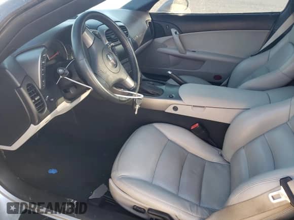 2006 Chevrolet Corvette с VIN 1G1YY26U865128735, выставлен на аукционе Copart как лот 76622744 с пробегом 64 542 миль миль и Чистый • Clean title. История ставок и продаж доступна на DreamBid. Изображение 7.