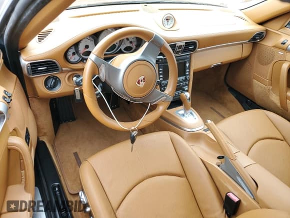 ✅ 2010 Porsche 911 Turbo S • VIN: WP0CD2A98AS773203 • Lot: 81885474. Wystawiony na Copart z przebiegiem Nie podano. Bezpłatny archiwum sprzedaży aukcyjnych z USA i szczegółowy raport historii pojazdu na DreamBid. Zdjęcie 8.