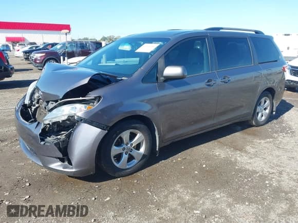✅ 2015 Toyota Sienna LE • VIN: 5TDKK3DC9FS685243 • Lot: 43544206. Wystawiony na IAAI z przebiegiem 263 121 mil. Bezpłatny archiwum sprzedaży aukcyjnych z USA i szczegółowy raport historii pojazdu na DreamBid. Zdjęcie 2.