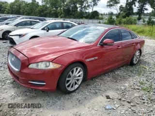 ✅ 2013 Jaguar XJ • VIN: SAJWJ1CD9D8V48888 • Lot: 62272685. Wystawiony na Copart z przebiegiem 166 533 mil. Bezpłatny archiwum sprzedaży aukcyjnych z USA i szczegółowy raport historii pojazdu na DreamBid. Zdjęcie 1.