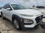 ✅ 2018 Hyundai Kona SEL • VIN: KM8K2CAA3JU178423 • Лот: 75631674. Опубликован ранее на Copart с пробегом 62 321 миль. Бесплатный доступ к архиву аукционных продаж из США и подробный отчёт об истории автомобиля на DreamBid. Изображение 4.