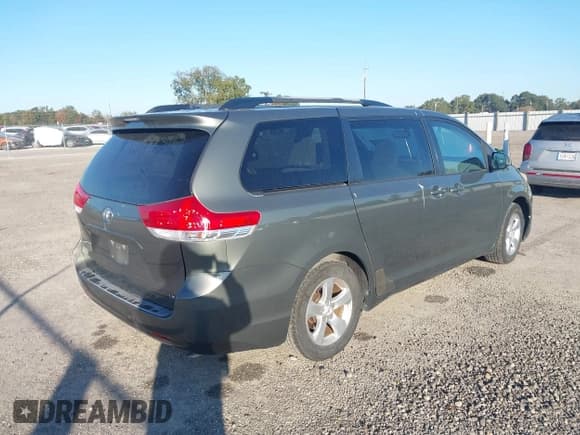 ✅ 2011 Toyota Sienna LE • VIN: 5TDKK3DC4BS109246 • Lot: 43685516. Listed on IAAI with 182,496 mi. Free auction sales archive from the USA and detailed vehicle history report at DreamBid. Image 4.