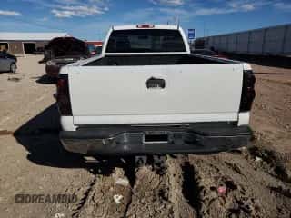 2004 Chevrolet Silverado 2500HD z VIN 1GCHK24G34E266055, wystawiony jako Copart lot #85174685 z przebiegiem 82 833 mil mil oraz Czysty tytuł • Clean title. Historia ofert i sprzedaży dostępna na DreamBid. Obrazek 6.