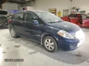 ✅ 2008 Nissan Versa S • VIN: 3N1BC13E38L357378 • Лот: 92388505. Опубликован ранее на Copart с пробегом 269 130 миль. Бесплатный доступ к архиву аукционных продаж из США и подробный отчёт об истории автомобиля на DreamBid. Изображение 4.