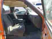 2004 Chevrolet Silverado 1500 Work Truck z VIN 1GCEC14X24Z284372, wystawiony jako IAAI lot #41714675 z przebiegiem 193 486 mil mil oraz . Historia ofert i sprzedaży dostępna na DreamBid. Obrazek 5.