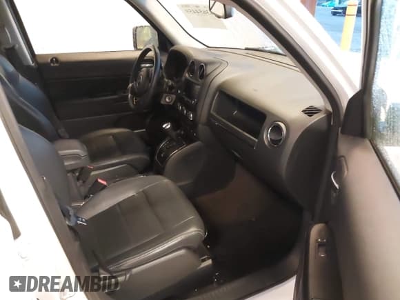 ✅ 2016 Jeep Patriot High Altitude • VIN: 1C4NJPFA5GD621135 • Lot: 43654459. Wystawiony na IAAI z przebiegiem 48 773 mil. Bezpłatny archiwum sprzedaży aukcyjnych z USA i szczegółowy raport historii pojazdu na DreamBid. Zdjęcie 5.