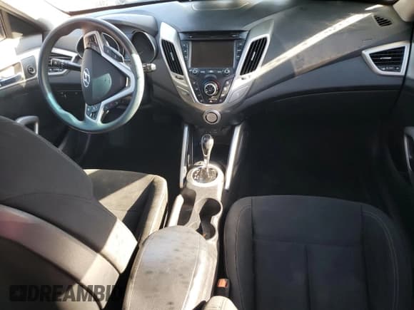 ✅ 2015 Hyundai Veloster • VIN: KMHTC6AD4FU239444 • Lot: 82838834. Wystawiony na Copart z przebiegiem 123 730 mil. Bezpłatny archiwum sprzedaży aukcyjnych z USA i szczegółowy raport historii pojazdu na DreamBid. Zdjęcie 8.