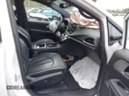 ✅ 2023 Chrysler Pacifica Hybrid Limited • VIN: 2C4RC1S76PR542993 • Lot: 42042847. Wystawiony na IAAI z przebiegiem 31 295 mil. Bezpłatny archiwum sprzedaży aukcyjnych z USA i szczegółowy raport historii pojazdu na DreamBid. Zdjęcie 5.