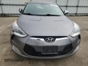 ✅ 2015 Hyundai Veloster • VIN: KMHTC6AD2FU235151 • Lot: 43692675. Wystawiony na Copart z przebiegiem 105 798 mil. Bezpłatny archiwum sprzedaży aukcyjnych z USA i szczegółowy raport historii pojazdu na DreamBid. Zdjęcie 5.