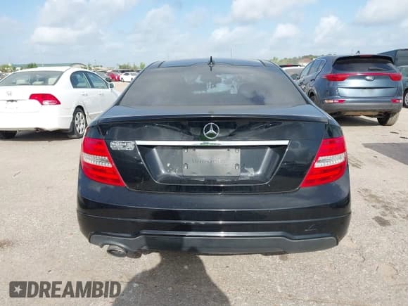 ✅ 2015 Mercedes-Benz C 250 • VIN: WDDGJ4HB6FG350022 • Lot: 42552333. Wystawiony na IAAI z przebiegiem 135 827 mil. Bezpłatny archiwum sprzedaży aukcyjnych z USA i szczegółowy raport historii pojazdu na DreamBid. Zdjęcie 15.