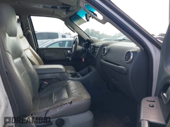 ✅ 2003 Ford Expedition Special Service • VIN: 1FMRU15W33LC62057 • Lot: 43723149. Wystawiony na IAAI z przebiegiem 307 785 mil. Bezpłatny archiwum sprzedaży aukcyjnych z USA i szczegółowy raport historii pojazdu na DreamBid. Zdjęcie 5.