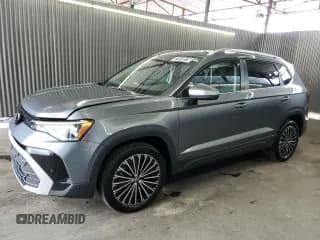 ✅ 2025 Volkswagen Taos SE • VIN: 3VVSC7B21SM011050 • Лот: 71518175. Опубликован ранее на Copart с пробегом 11 177 миль. Бесплатный доступ к архиву аукционных продаж из США и подробный отчёт об истории автомобиля на DreamBid. Изображение 1.