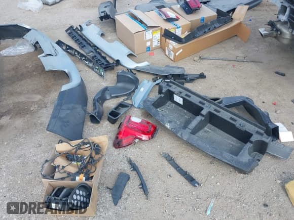 ✅ 2020 GMC Acadia SLE • VIN: 1GKKNKLS4LZ128815 • Lot: 42069719. Listed on IAAI with 70,657 mi. Free auction sales archive from the USA and detailed vehicle history report at DreamBid. Image 17.