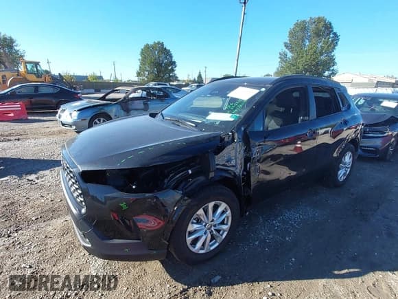 ✅ 2025 Toyota Corolla Cross LE • VIN: 7MUCAABGXSV141836 • Lot: 43404352. Wystawiony na IAAI z przebiegiem 3 214 mil. Bezpłatny archiwum sprzedaży aukcyjnych z USA i szczegółowy raport historii pojazdu na DreamBid. Zdjęcie 2.