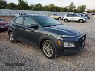 ✅ 2020 Hyundai Kona SE • VIN: KM8K12AA3LU483842 • Лот: 75537374. Опубликован ранее на Copart с пробегом 69 230 миль. Бесплатный доступ к архиву аукционных продаж из США и подробный отчёт об истории автомобиля на DreamBid. Изображение 4.