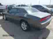 2014 Dodge Challenger SXT 100th Anniversary z VIN 2C3CDYAGXEH298415, wystawiony jako IAAI lot #42133602 z przebiegiem 126 523 mil mil oraz . Historia ofert i sprzedaży dostępna na DreamBid. Obrazek 3.